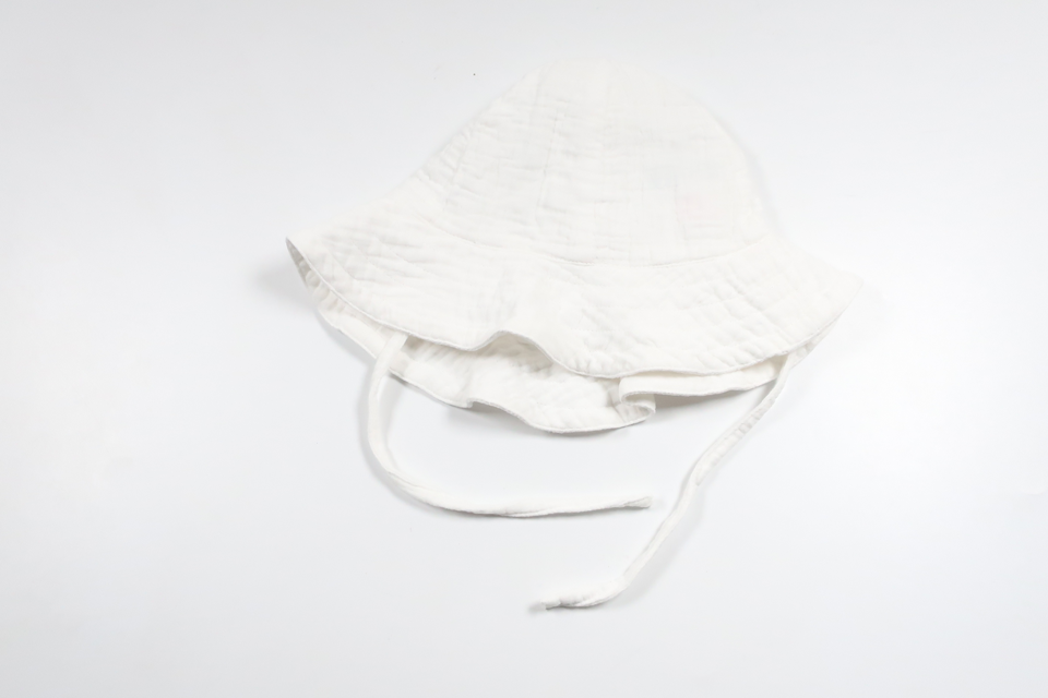 Mjuk solhatt från Lindex - Storlek 48/50 - Vit