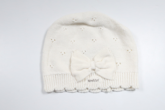 Stickad mössa med rosett från Newbie - Storlek 44/46 - Vit