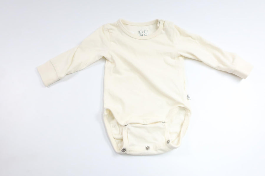 Body från BEBE - Storlek 60 - Benvit