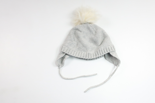 Stickad mössa med tofs från Newbie - Storlek 48/50 - Grå