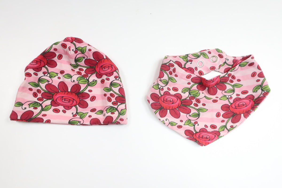 Blommig mössa med matchande haklapp från Hemsytt - Storlek 62 - Rosa
