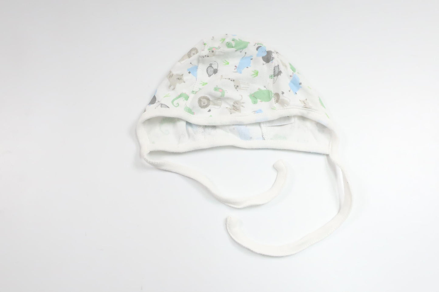 Hjälmmössa från Åhléns - Storlek 42/44 - Vit