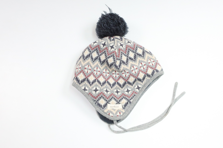 Fleeefodrad mössa med tofs från Newbie - Storlek 48/50 - Grå