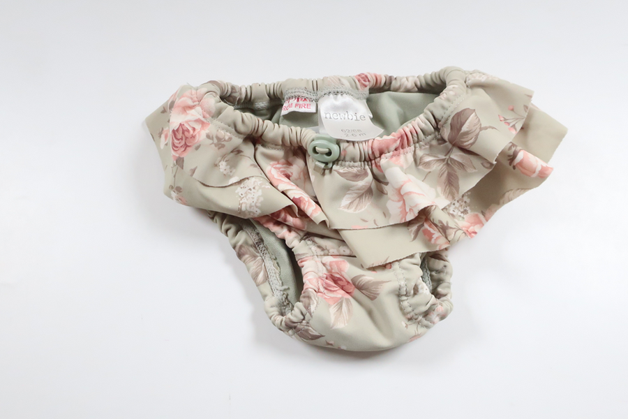 Blommig badblöja med volang från Newbie - Storlek 62/68 - Grön