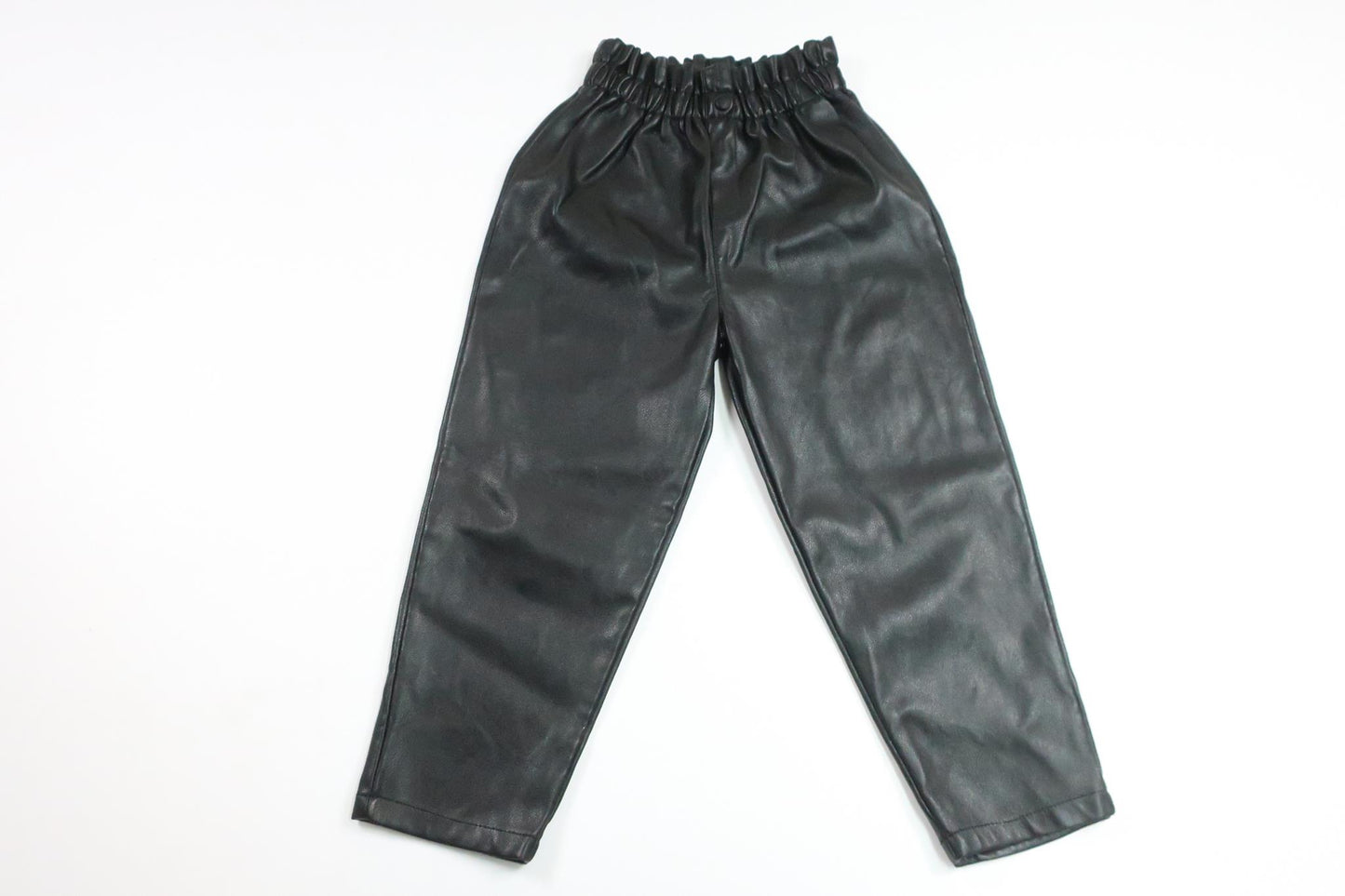 Byxor i skinnimitation från Reserved - Storlek 98 - Svart