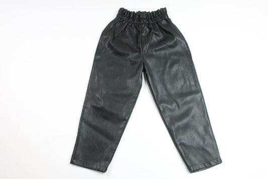 Byxor i skinnimitation från Reserved - Storlek 98 - Svart