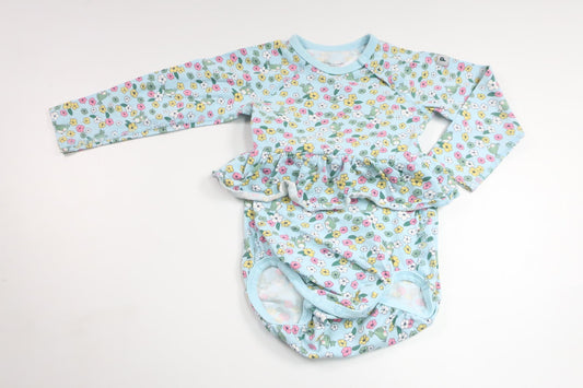 Blommig body med volang från Polarn o. Pyret - Storlek 80 - Blå