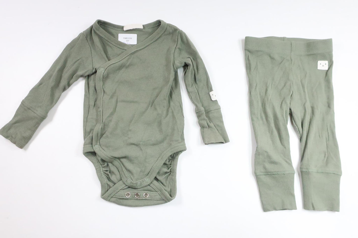 Ribbat set med omlottbody och byxor från Kappahl - Storlek 62 - Grön