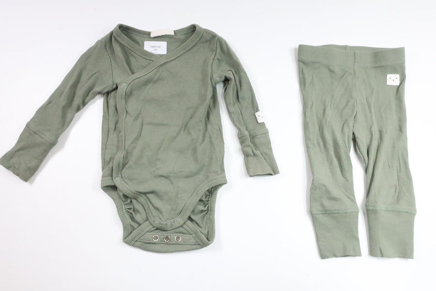 Ribbat set med omlottbody och byxor från Kappahl - Storlek 62 - Grön
