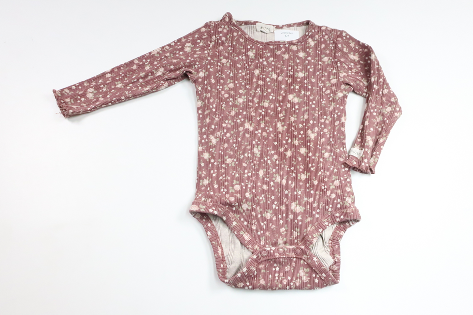 Ribbad blommig body från Newbie - Storlek 74 - Lila