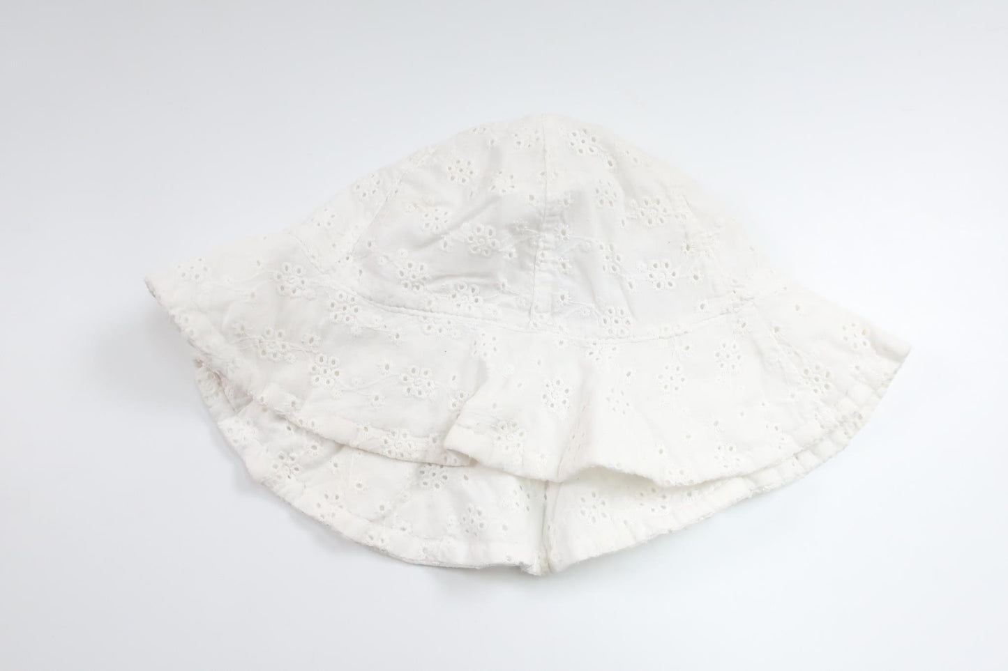 Solhatt med broderade blommor från Lindex - Storlek 48/50 - Vit