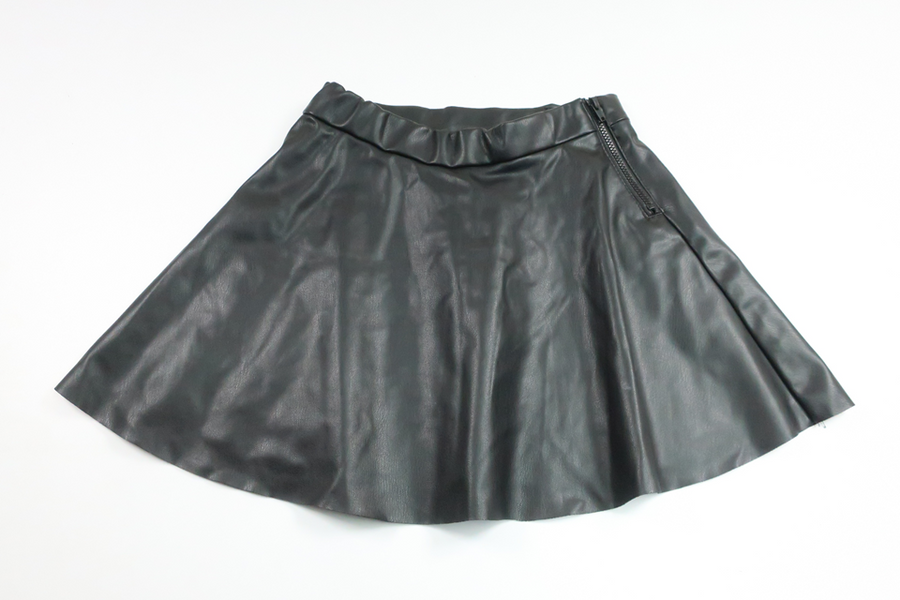 Kjol i skinnimitation från H&M - Storlek 122 - Svart