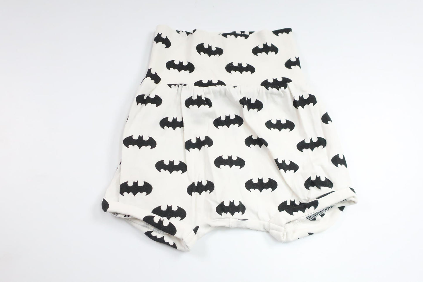 Shorts med Batman från H&M - Storlek 62 - Benvit
