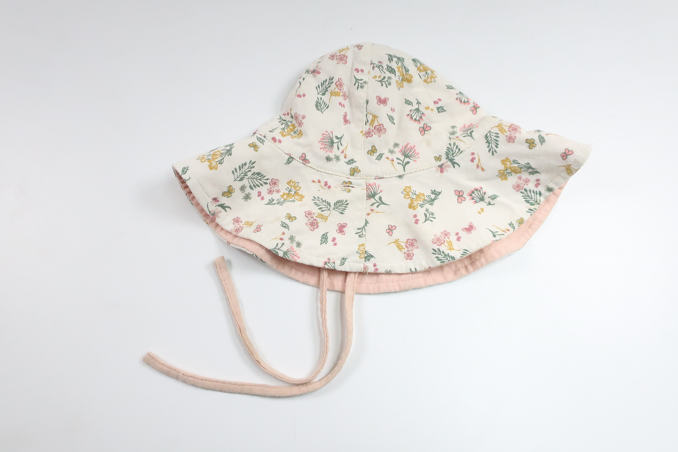 Vändbar solhatt (rosa och blommig) från H&M - Storlek 68 - Vit