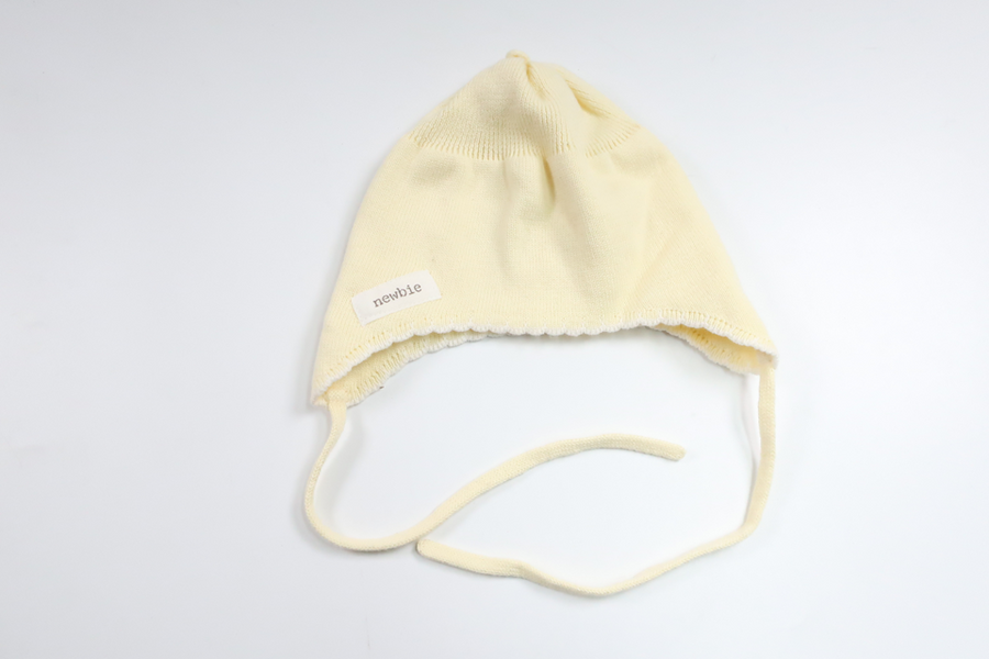 Stickad mössa från Newbie - Storlek 50/56 - Gul