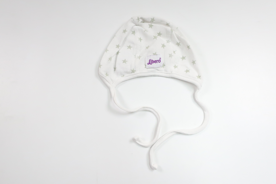 Hjälmmössa med stjärnor från Libero - Storlek 50/56 - Vit
