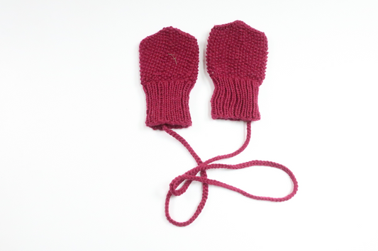 Stickade vantar från Hemstickat - Storlek 68/74 - Vinröd