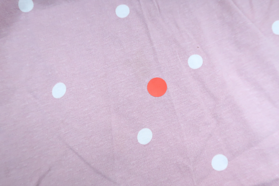 Prickig klänning från H&M - Storlek 122/128 - Lila