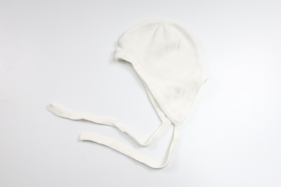 Hjälmmössa från Åhléns - Storlek 42/44 - Vit