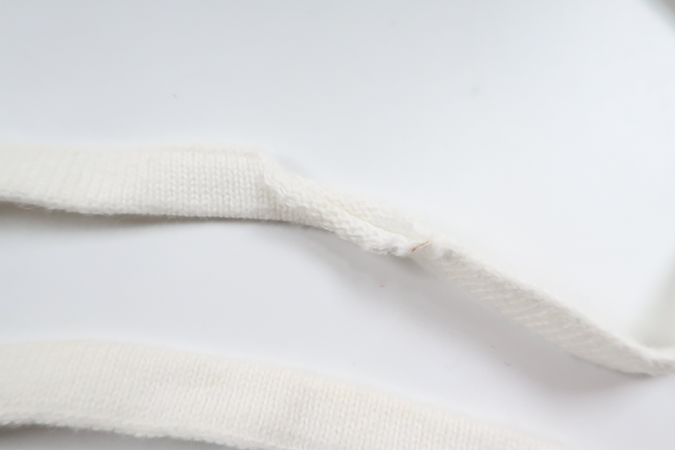 Hjälmmössa från Åhléns - Storlek 42/44 - Vit