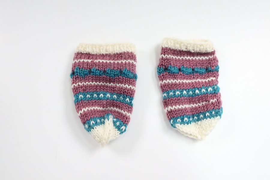 Stickad nyfödd vantar från Hemstickat - Storlek 50/56 - Multi