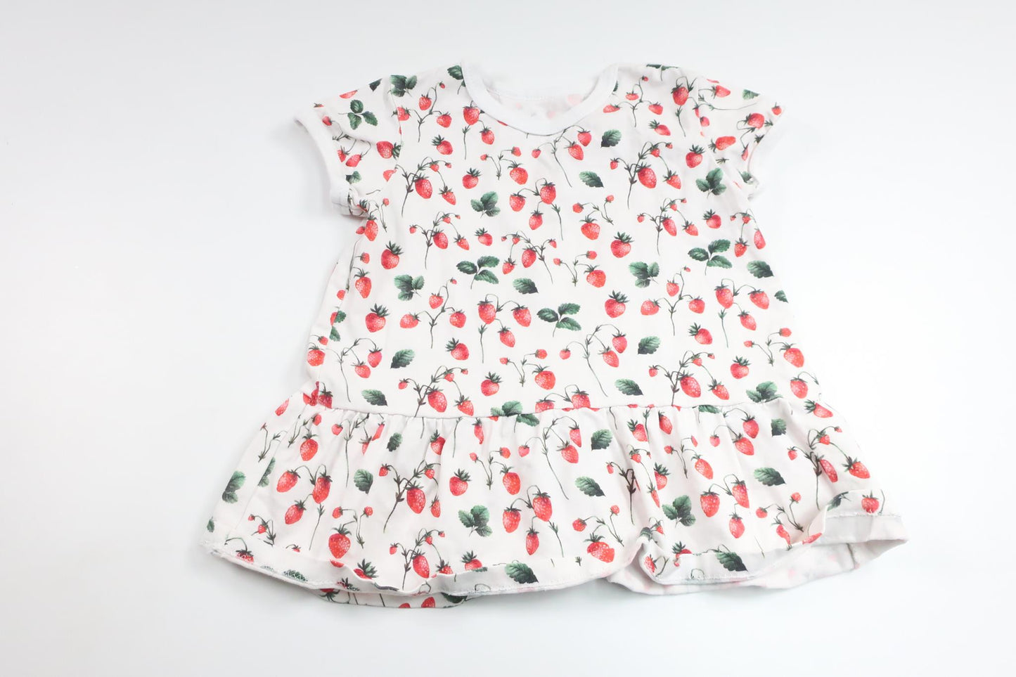 Klänning med jordgubbar från Hemsytt - Storlek 74 - Vit