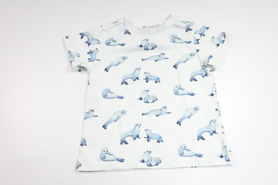 Tvådelad pyjamas med sälar från Charlie Tells - Storlek 98/104 - Vit