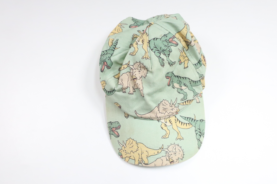 Keps med dinosaurier från Lindex - Storlek 116/122 - Grön