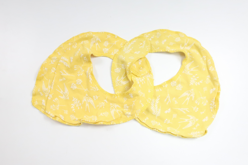 Tvåpack haklappar från BEBE - Storlek One size - Gul