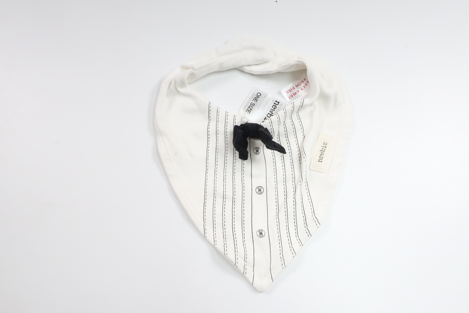 Haklapp med fluga från Newbie - Storlek One size - Vit