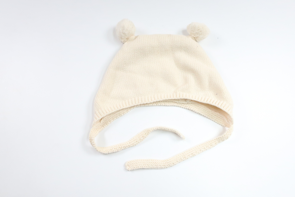 Stickad mössa med tofs från Newbie - Storlek 44/46 - Benvit