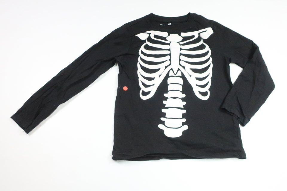Tröja med skelett från H&M - Storlek 122/128 - Svart