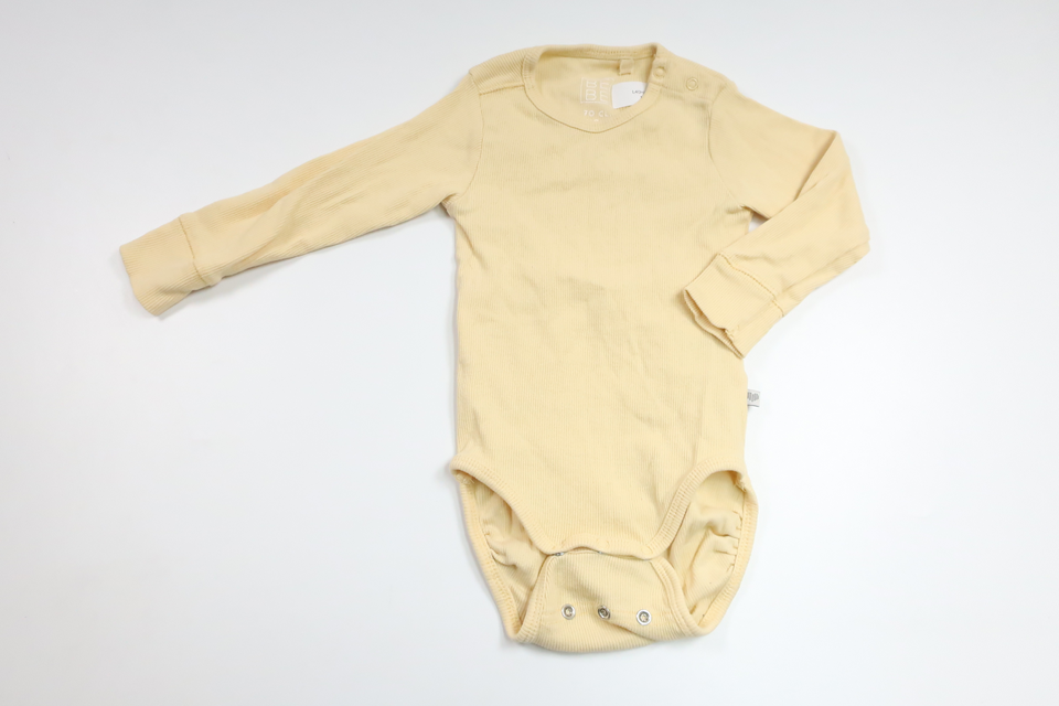 Ribbad body från BEBE - Storlek 70 - Gul