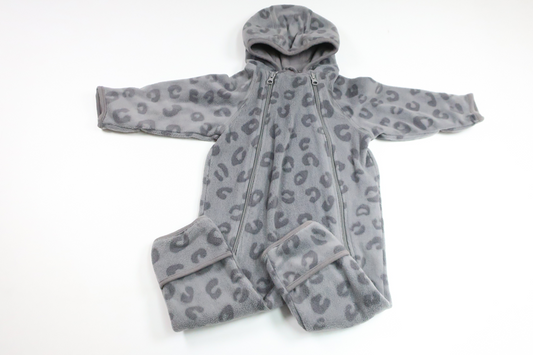 Leopardmönstrad fleeceoverall från Minimarket - Storlek 74 - Grå