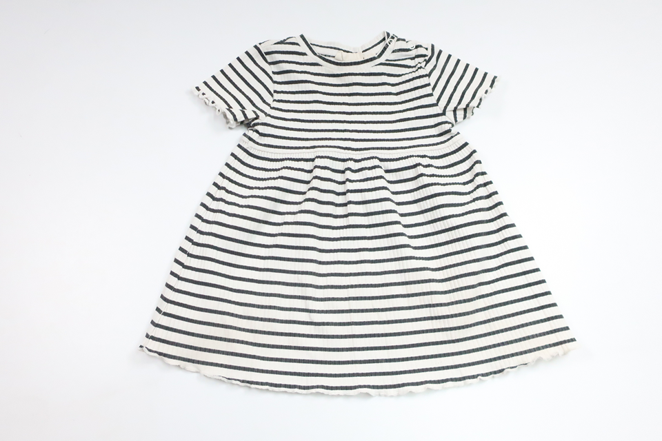 Randig klänning från Sweetie - Storlek 74 - Vit