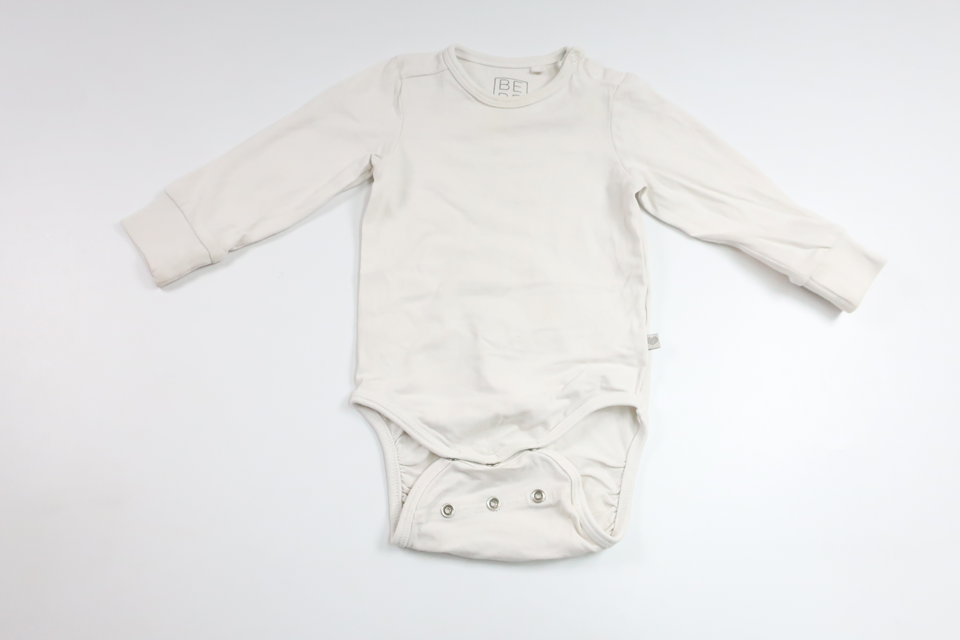 Body från BEBE - Storlek 70 - Benvit