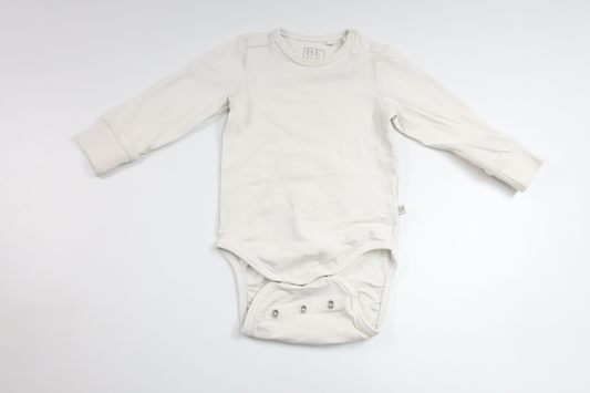 Body från BEBE - Storlek 70 - Benvit