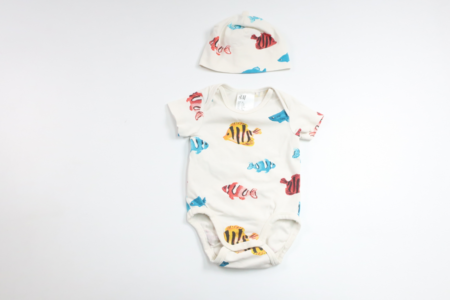 Body med fiskar och matchande mössa från H&M - Storlek 56 - Vit
