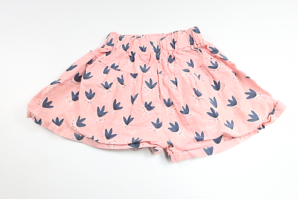Blommiga shorts från Hemsytt - Storlek 110/116 - Rosa
