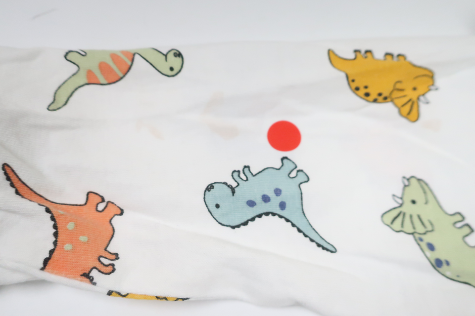 Pyjamas med dinosaurier från H&M - Storlek 98 - Vit