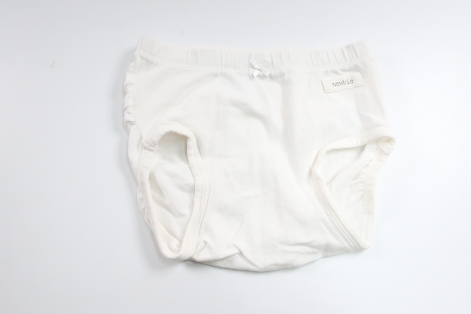 Blöjtrosa med volang från Newbie - Storlek 74/80 - Vit