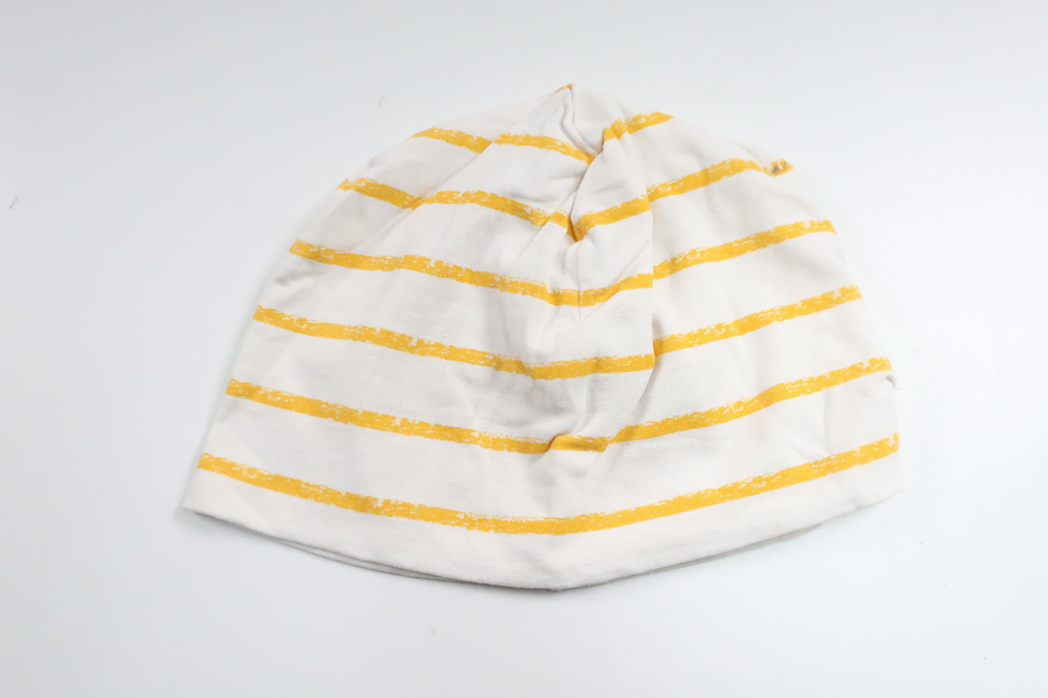 Randig mössa från Name It - Storlek 45/47 - Vit