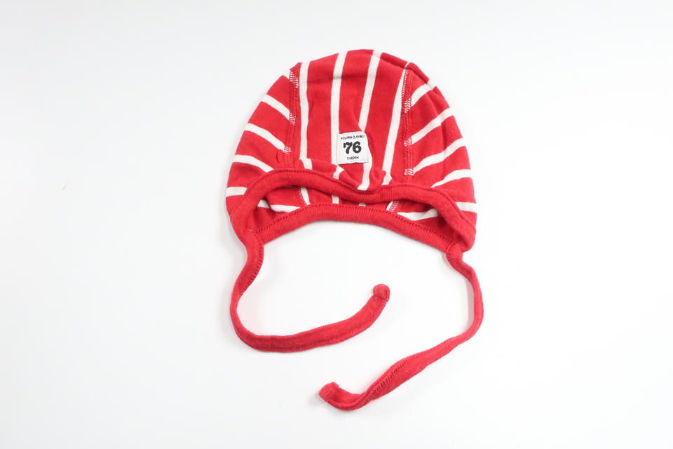 Randig hjälmmössa från Polarn o. Pyret - Storlek 40/452 - Röd