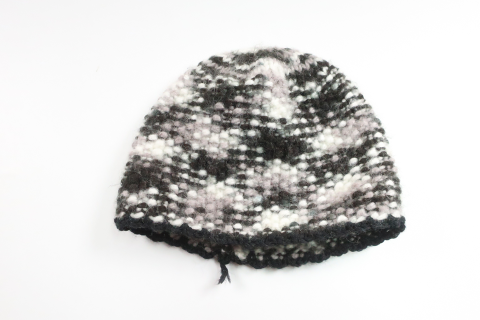 Stickad mössa från Hemstickad - Storlek 74/80 - Svart