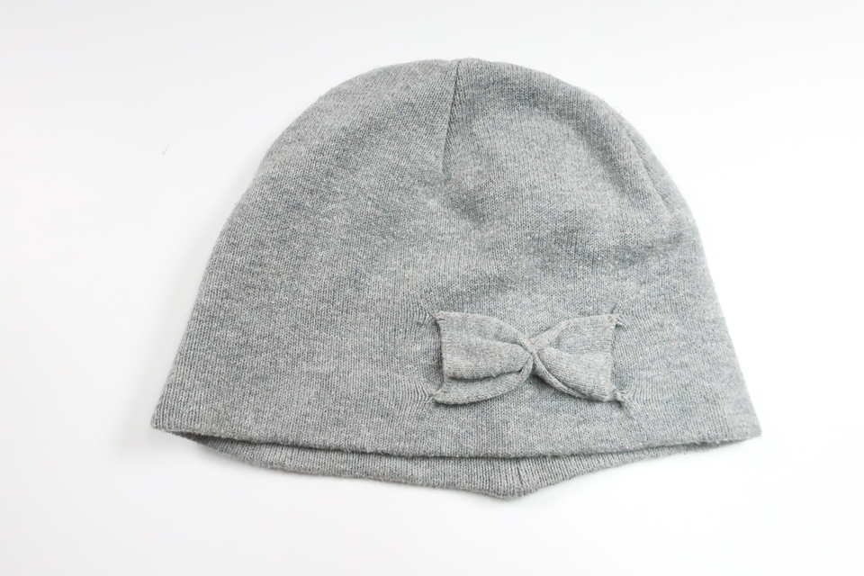 Mössa med rosett från Polarn o. Pyret - Storlek 48/50 - Grå