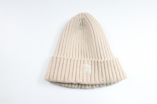 Ribbstickad mössa från SRNHLT - Storlek 48/50 - Beige