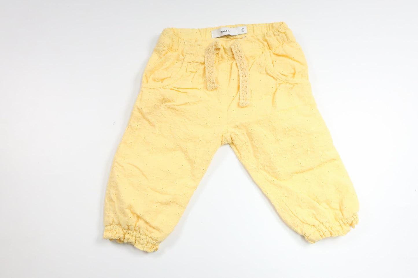 Blommiga byxor från Name It - Storlek 62 - Gul