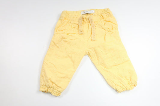 Blommiga byxor från Name It - Storlek 62 - Gul