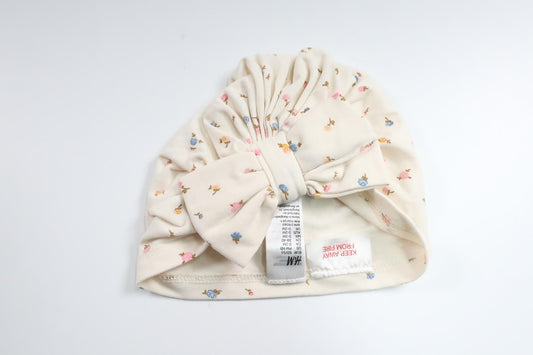 Blommig turban mössa från H&M - Storlek 50/56 - Benvit
