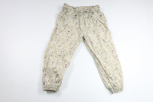 Blommiga byxor från PompdeLux - Storlek 104 - Benvit